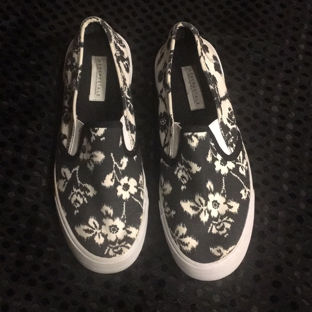 Aeropostale patterned slip on sneakers size 8